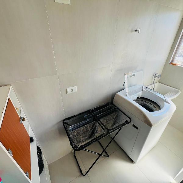 Apartamento completo, 3 quartos com ar condicionado, churrasqueira na sacada, piscina no cond, ao lado da Praia Grande e na cara do gol para a centralidade comercial turística do itaguá! - Foto 3