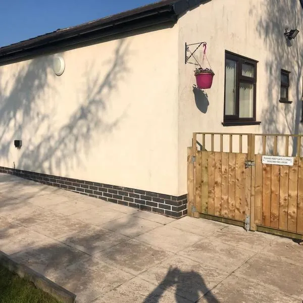 2 bedroom bungalow, 15 minutes to Alton Towers, dog friendly, hotel v destinaci Wetleyrocks