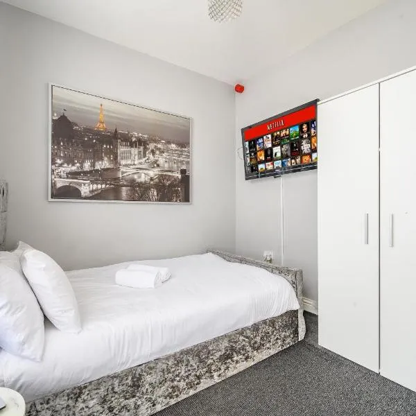 * Well equipped apartment for a relaxing cosy and luxurious fun stay + Free Parking + Free Fast WiFi *, Hotel in Beeston Hill