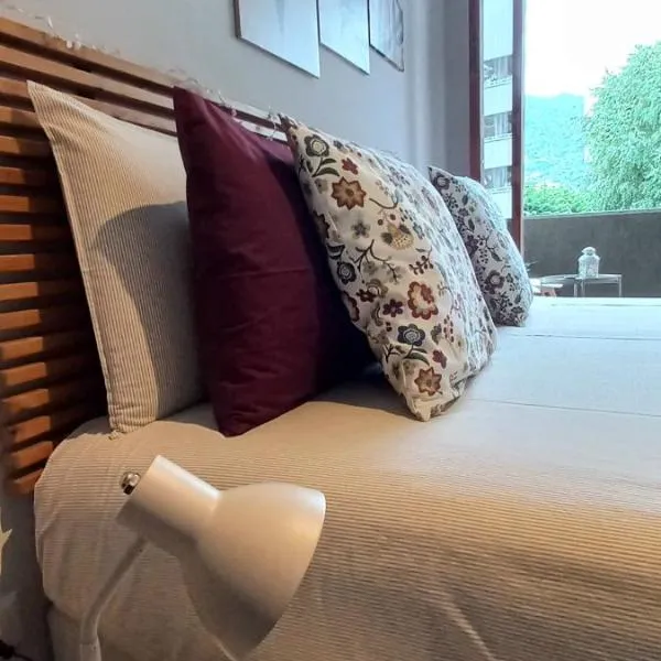 "LAGO VERDE" Como garage privato, hotel na Komou