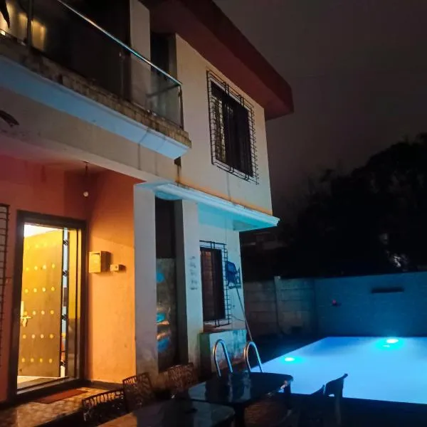 Planet C villa - 3 BHK with private swimming pool, hotel en Lonavala