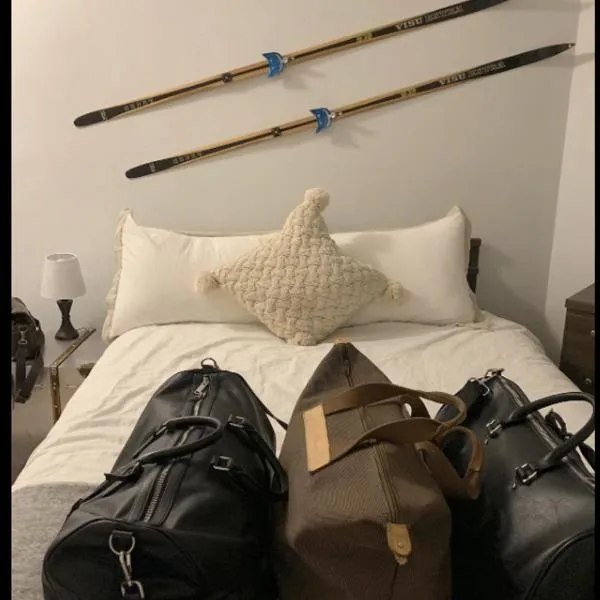 Quiet & Cozy Ski-In Out, Hot tub, pool, hotel em Whistler