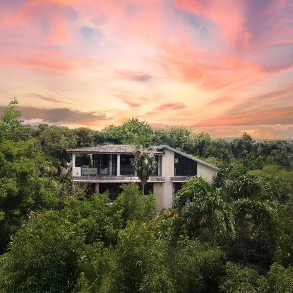 TreeTops - New Designer Villa on top of Negril!, hotel di Negril