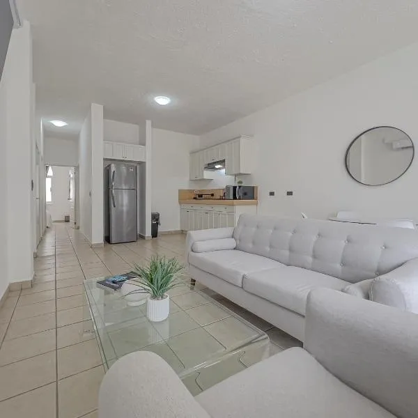 Casa Punta Arena 2BR home downtown LPZ blocks from beach, hotel in La Paz