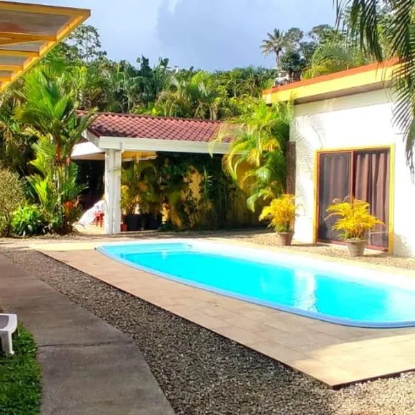 Villa Colibri at LakeGardens, hotel in Nuevo Arenal