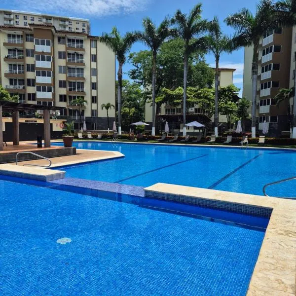 3 BR Condo, Playa y Surf, especial para familias Costa Linda 4-19, hotel in Jacó