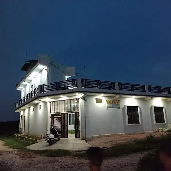 B D House, hôtel à Rāe Bareli