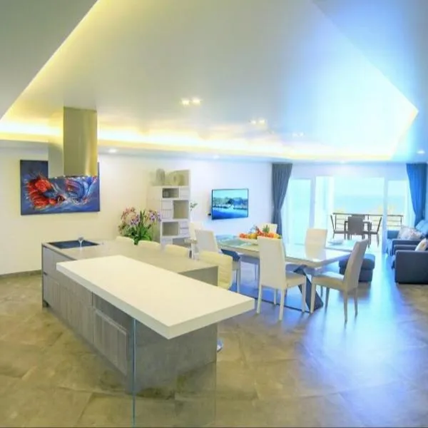 Karon beach Stylish large 2BR with Sea View, hotel in Karon Beach