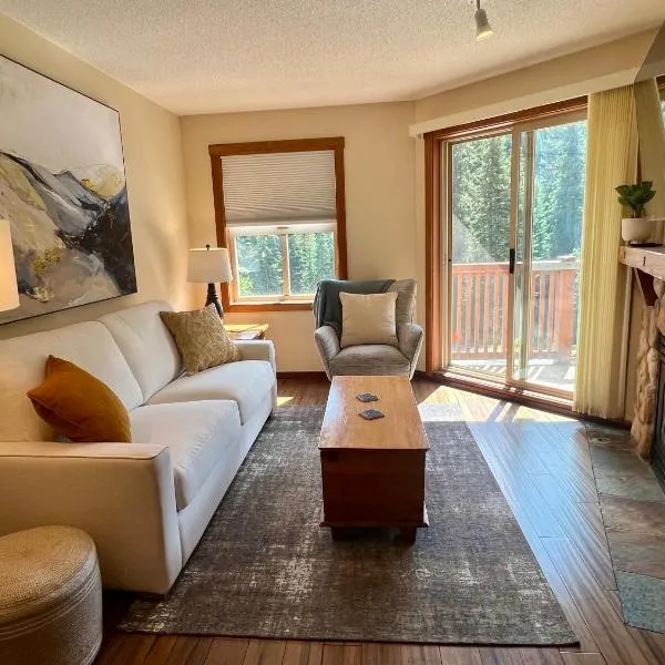 Main Village, Ski-in Ski-out, Hot Tub, Condo, hotel din Sun Peaks