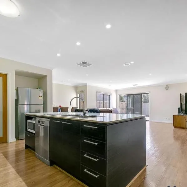 Entire 4 bedroom house in Werrribee, Australia, hotel v destinaci Werribee