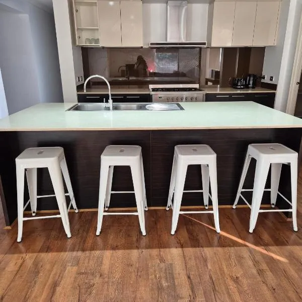 Entire 4 bedroom house in Werrribee, Australia, hotel en Werribee