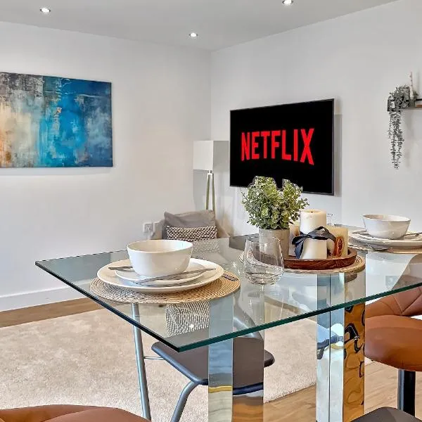 MODERN & SPACIOUS AIRPORT APARTMENT, Free Parking, Juliet Balcony and Super King Bed, khách sạn ở Luton