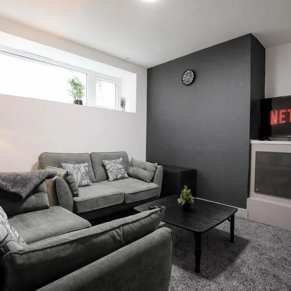 Bartlam Place, Sleeps 6, Central Oldham - By NMB Property, khách sạn ở Oldham
