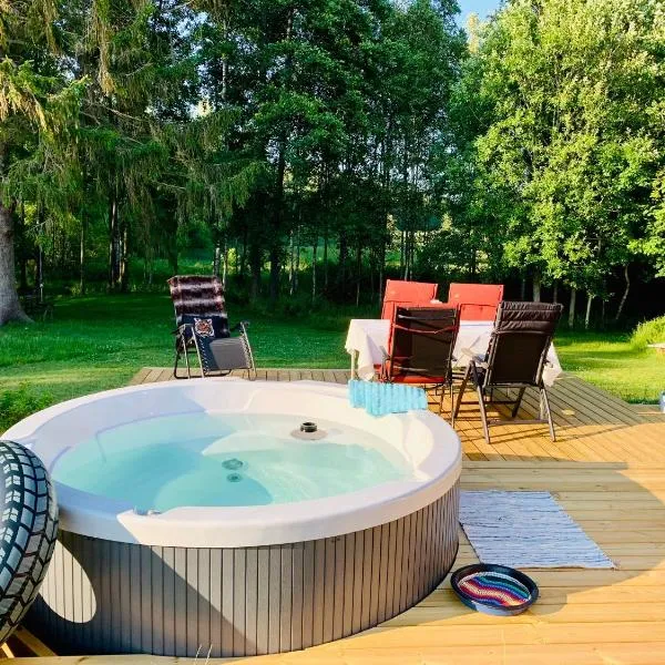 The Blomsholm Cabin - Recharge Your Electric Car, hotel in Strömstad