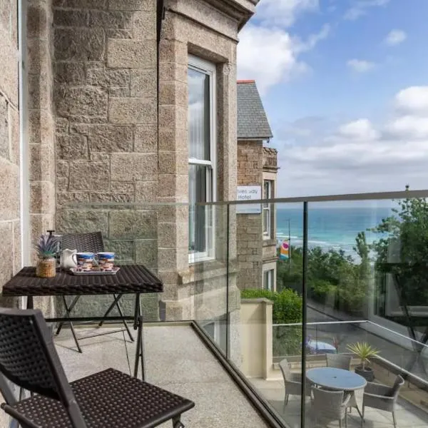 Porthminster View Luxury Sea Views Balcony, Parking, Pool, Spa & Gym, hotel in St Ives