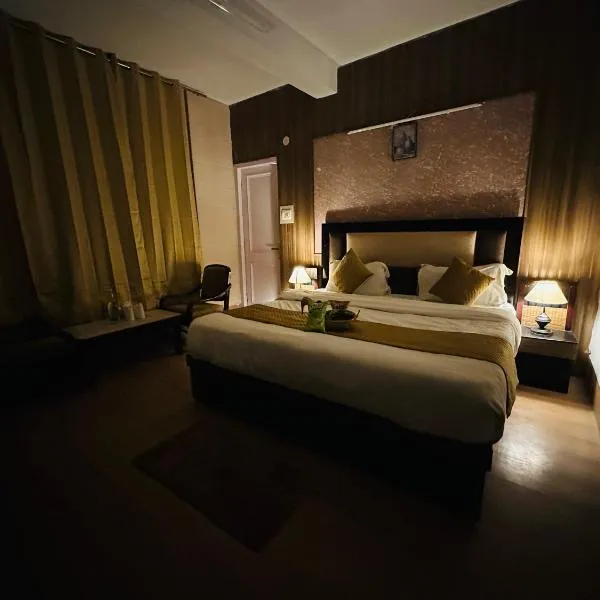 Hotel Nature Valley, hótel í Manāli