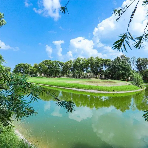 Peaceful Escape in Gurgaon - Villa Retiro Do Sol, hotel in Manesar