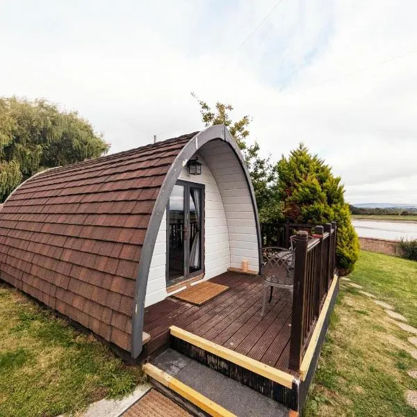 The Golden Ball Hotel Pods, hotel di Torrisholme