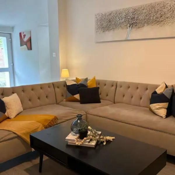 Spacious Bungalow in St Helens, Free Parking, 1min to Carr Mill Dam, hotel in Saint Helens