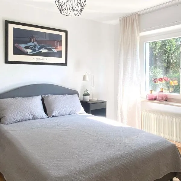 Apartment ANi, E-Parkplatz Göppingen 2Zi, 60qm zentrale Wohnung, Zweifamilienhaus, Terrasse, Garten, ruhig, direkt an Fahrradstraße, nahe EWS Arena, hotel in Göppingen