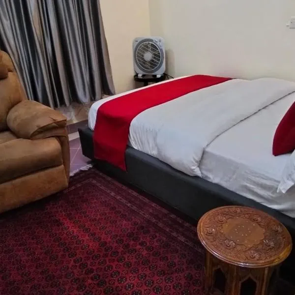 Kukis Place in Embu Airstrip-2 bedrooms with more beds, hotel in Embu