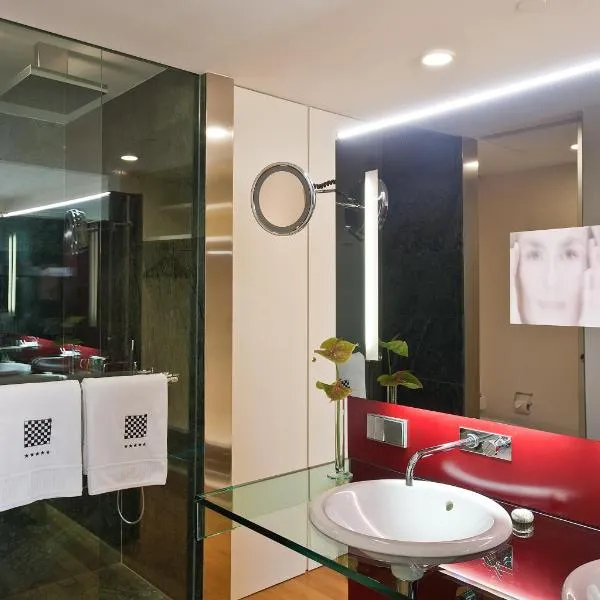 فندق رينا بترونيلا، فندق في سرقسطة