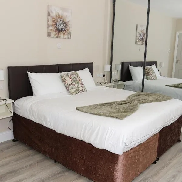 Coaches Corner - Modern Accessible Guest Suite - Sleeps 3 - Flexible Beds - Parking - Near Town, Hotel in Castleblayney