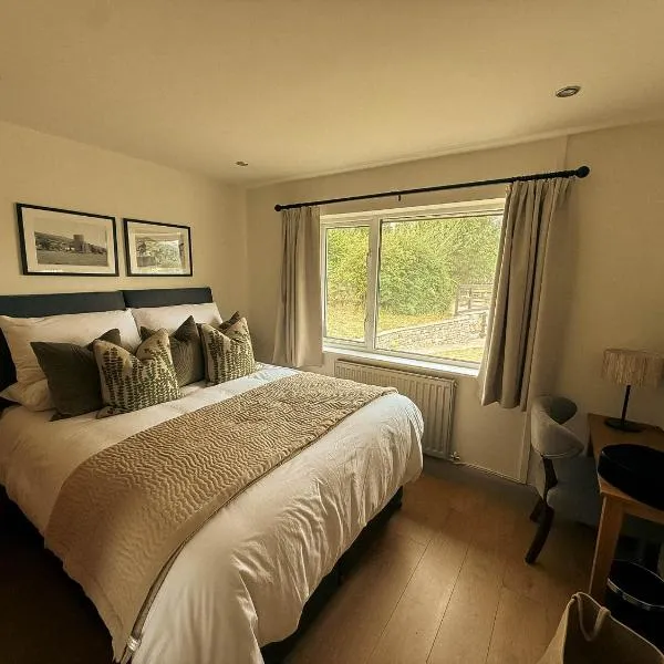 Cottages at The Vine Tree Cottage 2, hotel Llangattockban