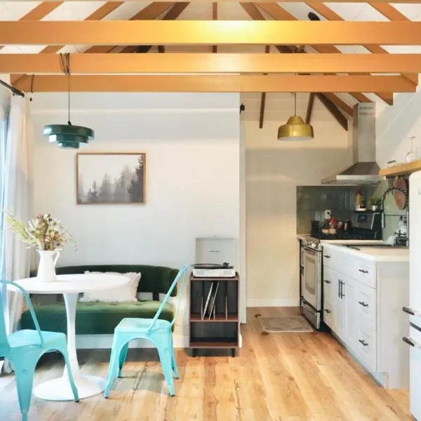 Sunny Days Tiny House with private entrance, pool and view, khách sạn ở West Covina