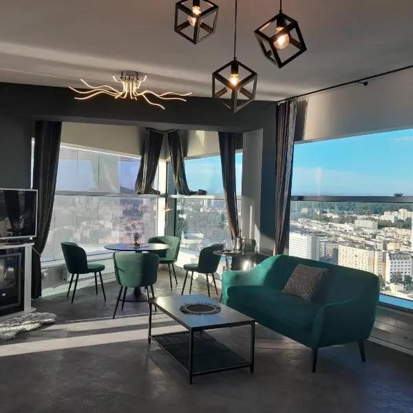 SEATOWERS PANORAMIC PENTHOUSE! SEA & CITY VIEWS from Glass Corner SKY TRIANGLE on 28 TOP Floor! Terrace! Short & Long Stay! Parking! Sailing in the heaven feels like a King!，位于格丁尼亚的酒店