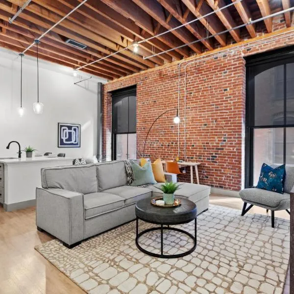 Stylish Riverfront Loft - Steps from the Arch & Nightlife, hotel in Saint Louis