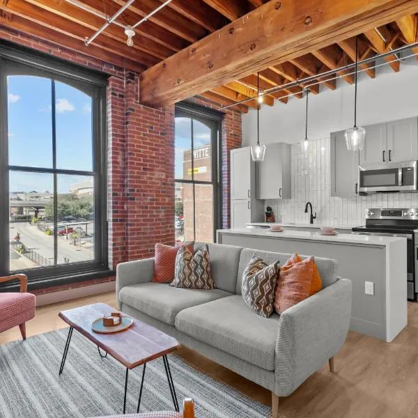 Walk to Convention and Casino - Perfect for Work & Play!, hotel in Saint Louis