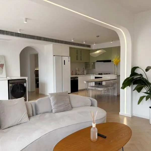 Urban Hub French premium Apart-ment Convenient Luxury 3 Bedroom Shanghai，位于上海的酒店