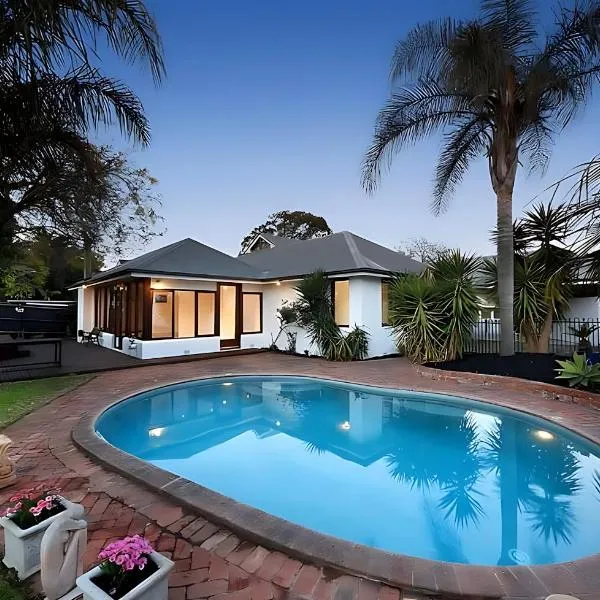 Large 5BR Home-Pool-BBQ-5 CarPark-Central Location, hotel din Melbourne