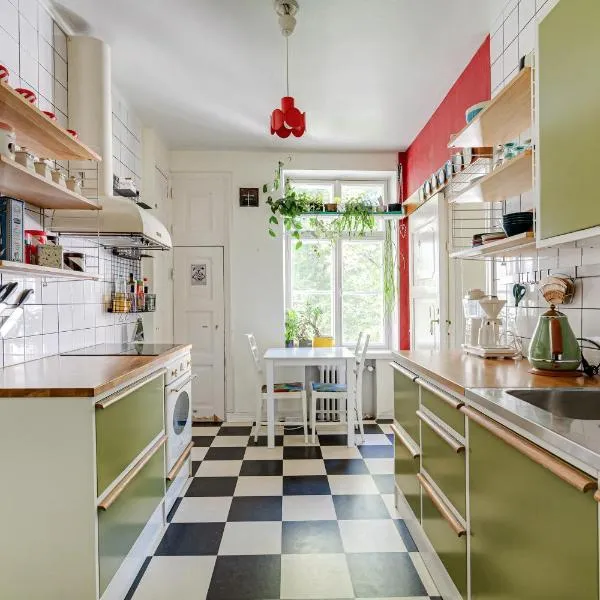 Colorful 76 m2 city centre residence with free parking, hotel in Turku