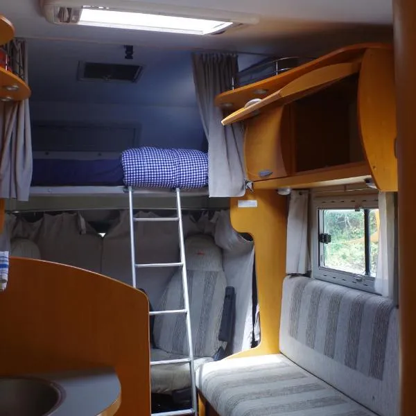 CHEZ MITCH EN CAMPING CAR et grand espace extérieur – hotel w mieście Caillavet