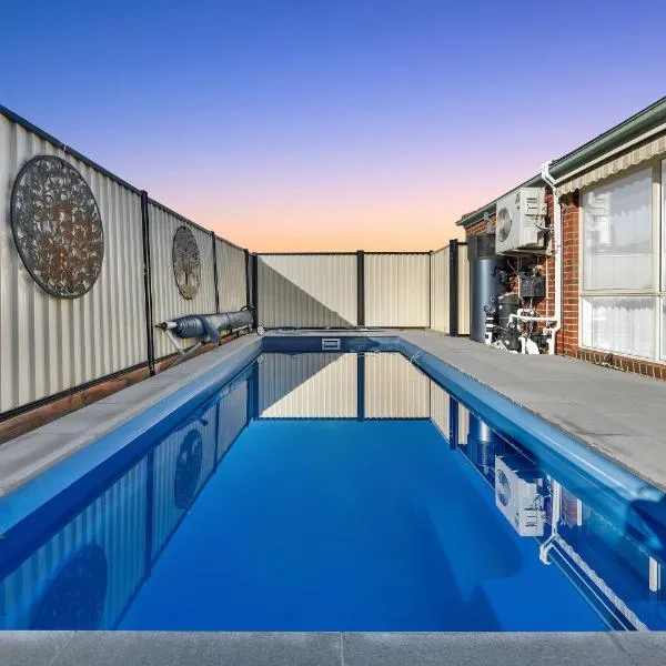Your Tarneit Escape - 4BR Home with Pool & BBQ، فندق في Tarneit