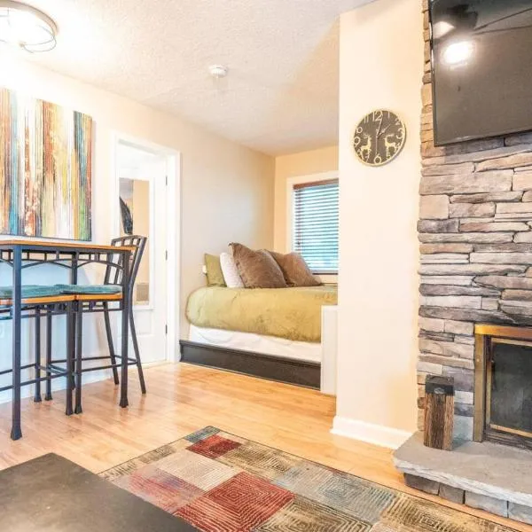 First floor studio Resort access Portable AC, hotel v destinaci Beech Mountain