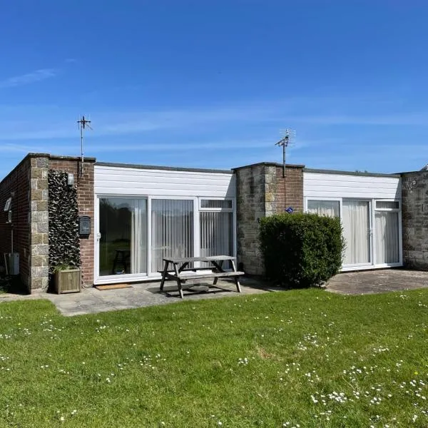 Family friendly 3 bedroom bungalow, hotel in Freshwater