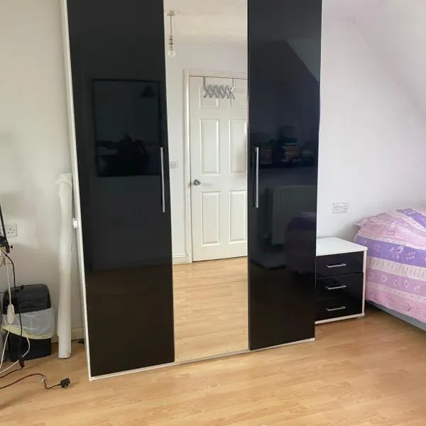 J S mentions, ξενοδοχείο σε West Thurrock