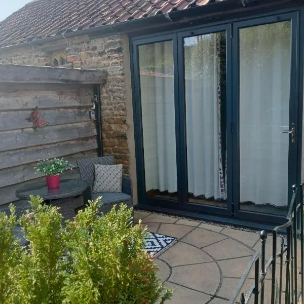 Larch Cottage Ruston with hot tub, dogs go free, hotel in Scarborough