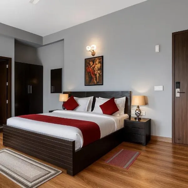 Pearl Grand Boutique Cottage in Omaxe Anandam Vrindavan - #premium AC rooms with balcony #big parking #lift #garden #peaceful area #near prem mandir #property of the year #most awarded, hotel in Vrindāvan