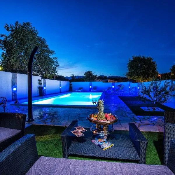 Apartments & Villa Tisno، فندق في أوبروفاتش