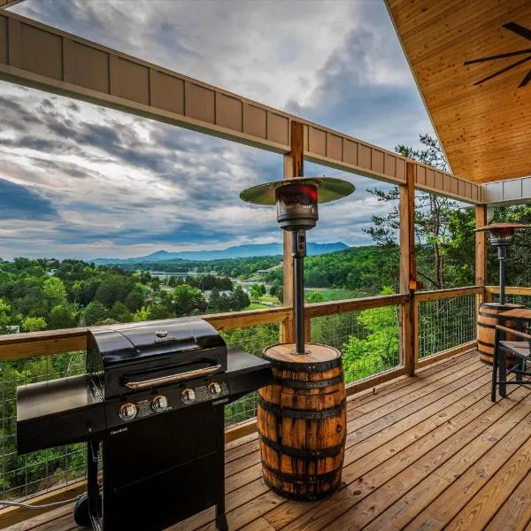 TN Whiskey Cabin- Lake and Mtn Views- Covered Deck- Game Room- Pool Table- Pets, hótel í Sevierville