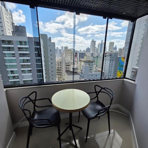 Studio na Avenida Central com garagem, perto da praia - Foto 4