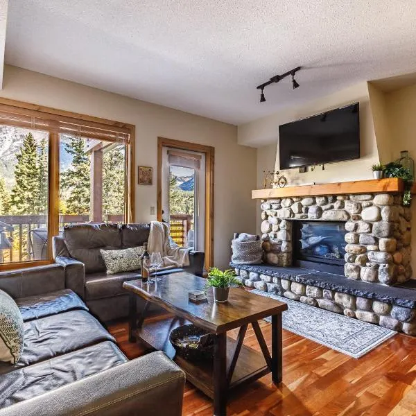 Creekside at Rundle Cliffs Lodge โรงแรมในแคนมอร์
