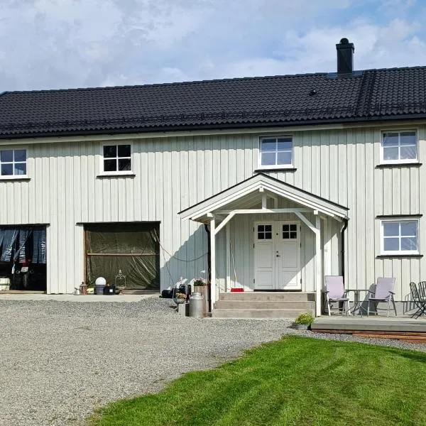 Romslig leilighet i underetasje, hotel v destinaci Mysen