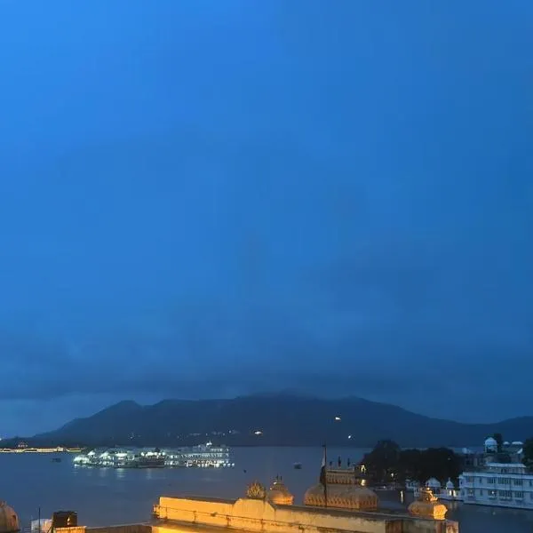 White Poppy Lake Side Hostel, Hotel in Udaipur