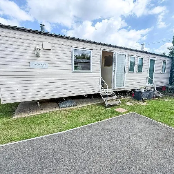 8 Berth Spacious Dog Friendly Caravan, Near Great Yarmouth In Norfolk Ref 10004G, hotel in Belton