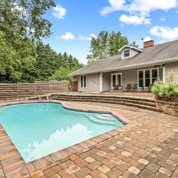 Vanishing Run Retreat with Pool, hotel a Harwood